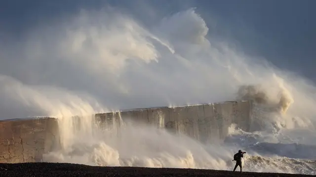 Gelombang Ombak Tinggi Hantam Pantai di Newhaven Inggris