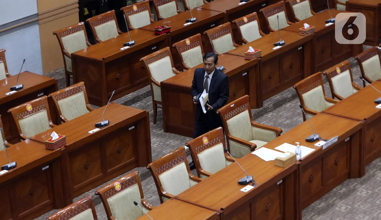 Selain mendapatkan dokumen, rekaman dan jejak rekam calon hakim, para anggota DPR juga mendapatkan dokumen lainnya dari berbagai pihak. (Liputan6.com/Faizal Fanani)