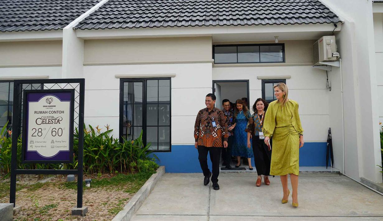 Ratu Maxima dari Belanda (kanan), dalam kapasitasnya sebagai Advokat Khusus Sekretaris Jenderal Perserikatan Bangsa Bangsa (PBB) untuk Kesehatan Keuangan (UNSGSA), mengunjungi kompleks perumahan bersubsidi untuk keluarga berpenghasilan rendah di Bekasi, Jawa Barat, pada Rabu 26 November 2025. Hari ini, Rabu 26 November 2025, Ratu Belanda Maxima Zorreguieta Cerruti mengunjungi kompleks perumahan bersubsidi untuk keluarga berpenghasilan rendah di Bekasi, Jawa Barat. (Tatan Syuflana/POOL/AFP)