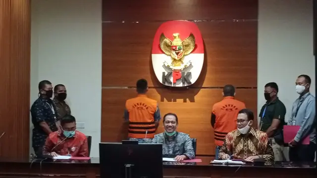 Mantan Sekretaris Mahkamah Agung (MA) Nurhadi dan menantunya, Rezky Herbiono saat dihadirkan dalam konpers KPK, Selasa (2/6/2020). (dok KPK)