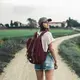 Menggabungkan gerakan berjalan dengan beban tambahan, rucking menawarkan cara sederhana untuk membuat rutinitas olahraga terasa lebih intens. (Foto/Dok: Pexels)