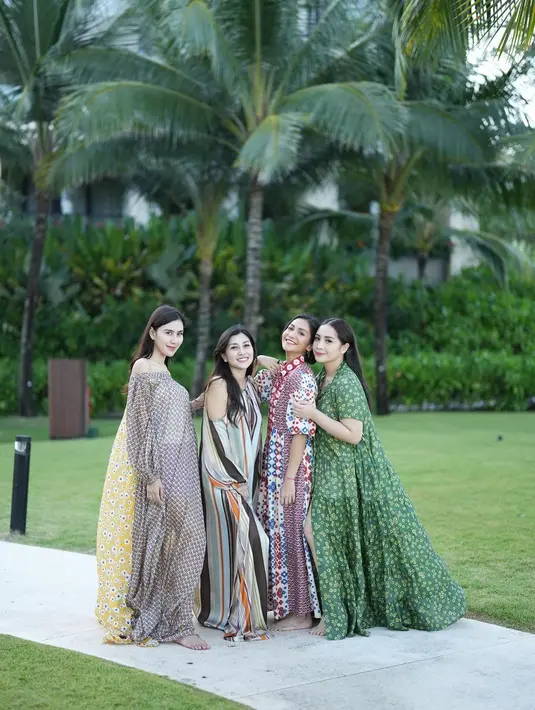 Kali ini dalam edisi liburan bareng 2 iparnya. Syahnaz dan Nisya kompak kenakan long dress bermotif. [Foto: IG/nissyaa].