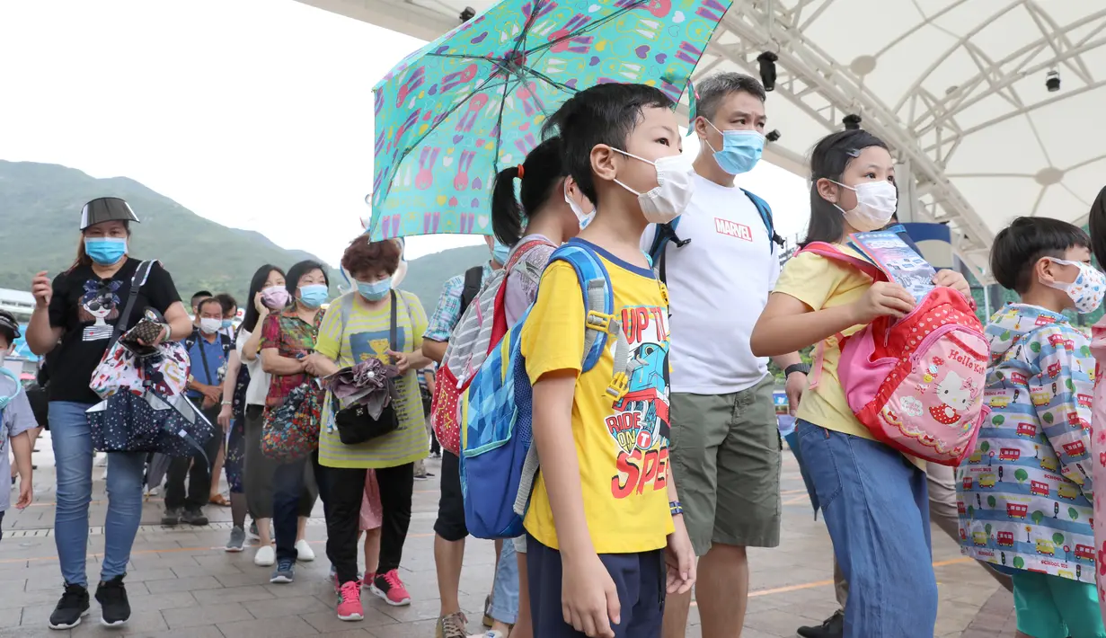 Para wisatawan mengantre untuk memasuki Ocean Park di Hong Kong, China selatan, Sabtu (13/6/14). Untuk menjamin kesehatan dan keselamatan para pengunjung, karyawan, dan juga satwa mereka, daya tampung maksimum taman hiburan ikonik itu akan diturunkan menjadi 9.000 orang. (Xinhua/Wu Xiaochu)