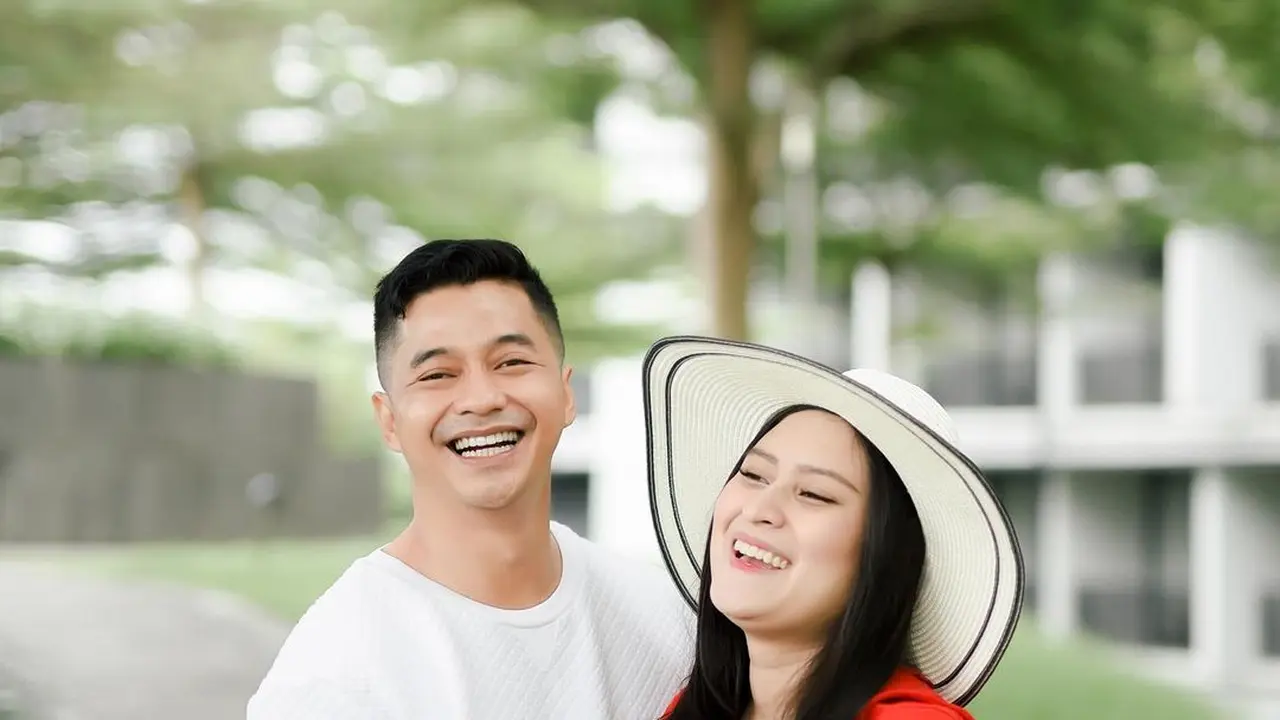 Makin Buncit, Ini 6 Gaya Maternity Shoot Adly Fairuz dengan Angbeen Rishi
