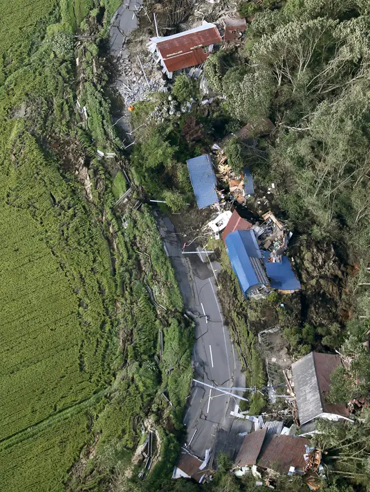 Sejumlah rumah rusak setelah diguncang gempa dan diterjang tanah longsor, Kota Atsuma, Prefektur Hokkaido, Jepang, Kamis (6/9). Gempa menelan satu korban jiwa dan puluhan orang hilang. (Kyodo News via AP)