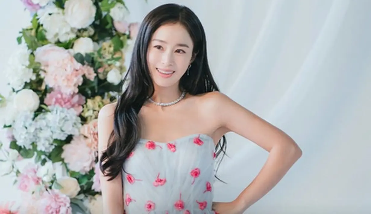 Kalung model choker menghiasi lehernya. Ia tampil dengan makeup natural san gaya rambut panjang terurainya.   [JTBC Drama]