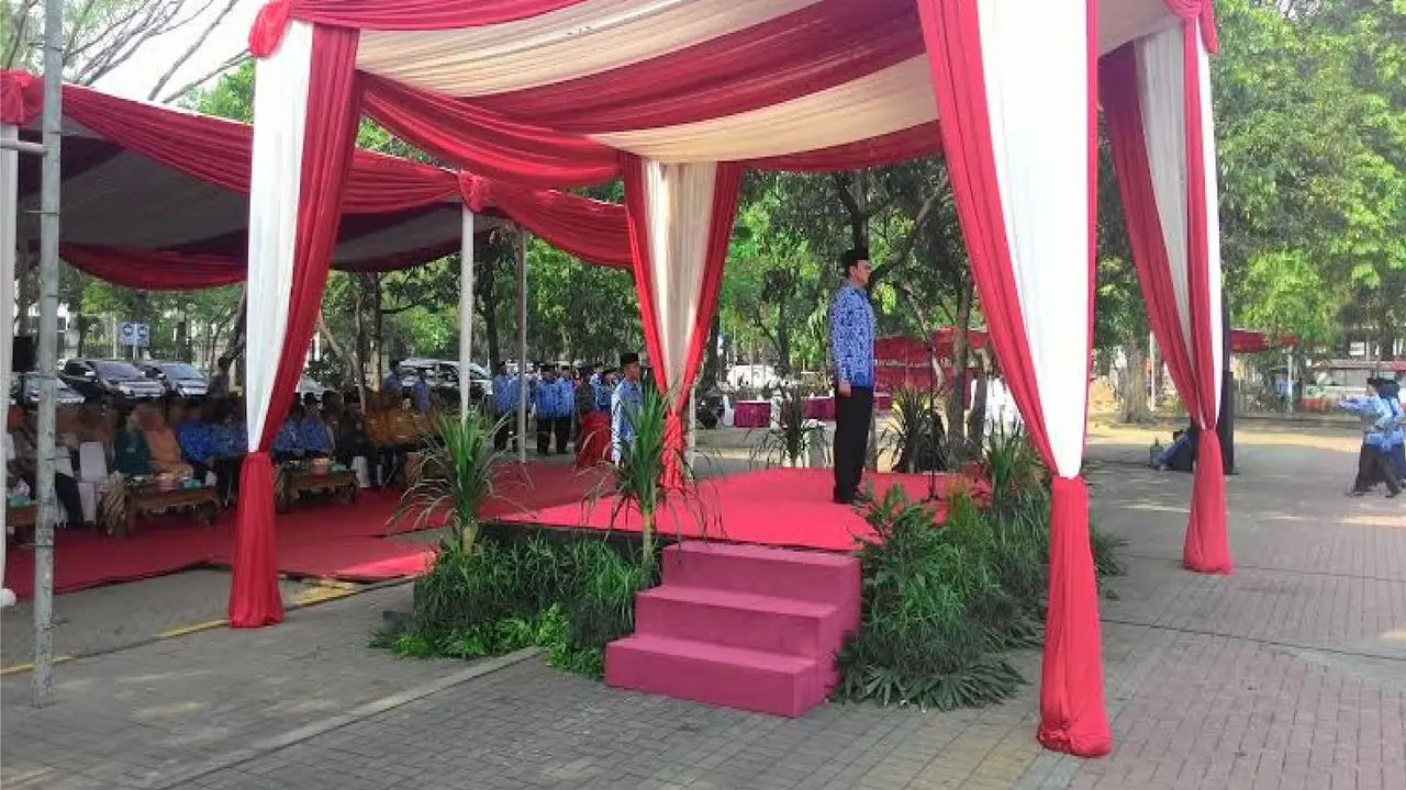 Plt Gubernur DKI Jakarta Ahok memimpin upacara Hari Pahlawan di Monas.