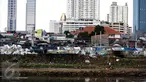 Suasana permukiman kumuh diantara gedung pencakar langit di kawasan Petamburan, Jakarta, Senin (11/7). Indonesia adalah negara terpadat di Asia Tenggara, dengan jumlah penduduk diperkirakan mencapai 256 juta jiwa.(Liputan6.com/Faizal Fanani)
