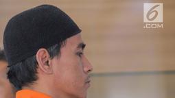 Pelaku dihadirkan saat rilis kasus pemberitaan hoax di Divhumas Mabes Polri, Jakarta, Senin (1/7/2019). Dalam pengungkapan kasus tersebut kepolisian menangkap pelaku penyebar berita hoax dengan akun media sosial bernama /rif_oposite. (Liputan6.com/Faizal Fanani)