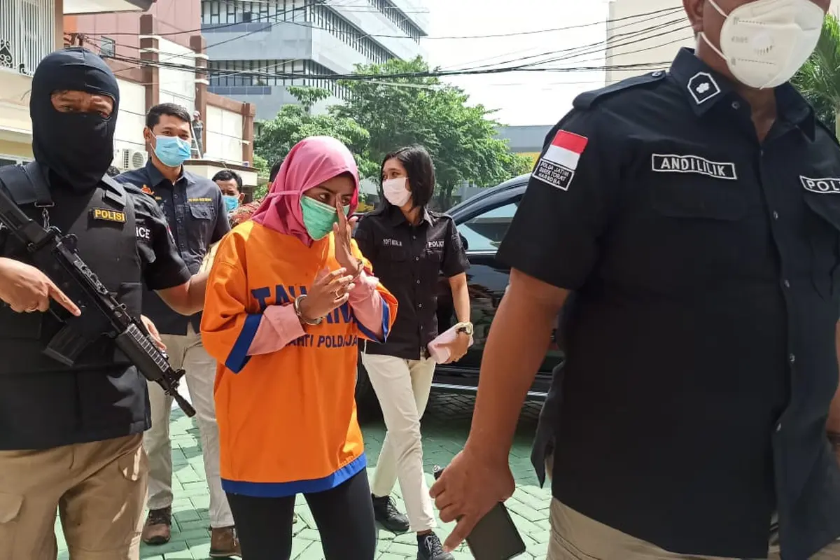 Polda Jatim menangkap 4 tersangka sabu 6 Kg asal Malasia. (Dian Kurniawan/Liputan6.com)
