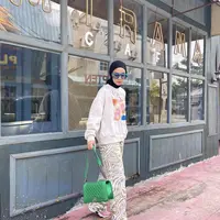 Tantri Namirah tak perlu diragukan lagi menyoal OOTD, ia kerapa tampil berani mix and match pakaian yang colorful. Misalnya saja crawnech broken white bisa dipadukan dengan pants loose dengan motif abstrak. Handbag hijau, dan sneakers melengkapi penampilanmu. @tantrinamirah