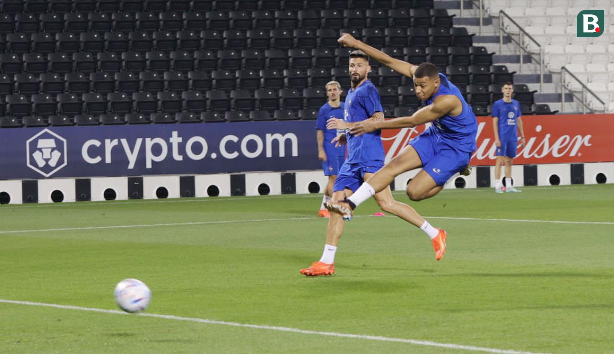 Namun tidak ada latihan taktik. Kylian Mbappe dan kawan-kawan hanya menjalani latihan ringan seperti passing dan finishing. (Bola.com/Ade Yusuf Satria)