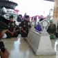 Panglima TNI Jenderal TNI Gatot Nurmantyo berziarah ke makam Jenderal Sudirman di Taman Makam Pahlawan (TMP) Kusumanegara. (Switzy Sabandar/Liputan6.com)