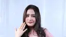 Well, gaya Prilly Latuconsina ini kok seperti sedang pamer cincin pertunangan, ya? (Galih W Satria/Bintang.com)