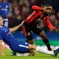 Pemain Chelsea, Ethan Ampadu berebut bola dengan pemain Bournemouth, Jermain Defoe pada laga perempat final, di Stadion Stamford Bridge, Kamis (21/12). Chelsea berhasil mengalahkan Bournemouth dengan susah payah 2-1. (AP/Alastair Grant)