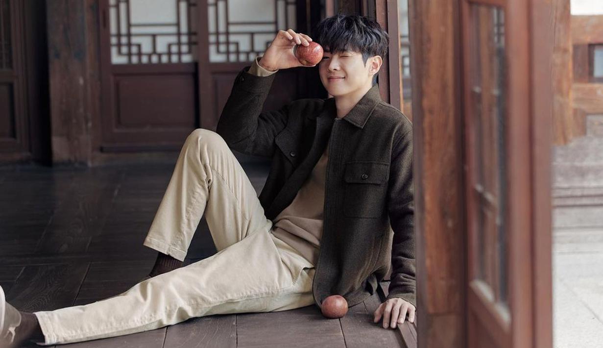 Choi Woo Shik mulai dikenal luas secara global usai bermain dalam film Train to Busan pada 2016. Tak hanya dikenal dengan aktingnya, akan tetapi penampilan pria kelahiran 26 Maret 1990 ini juga curi perhatian netizen. (Liputan6.com/IG/@dntlrdl)