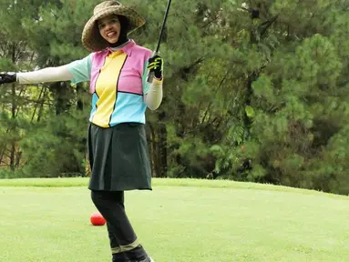 Dalam akun Instagram pribadinya, mertua Aurel Hermansyah diketahui memiliki hobi bermain golf. Bahkan, Geni Faruk kerap mengunggah momen saat bermain golf di media sosial. (Liputan6.com/IG/@genifaruk)