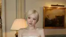 Dress dengan siluet longgar itu dipadu dengan bangle emas yang bikin tampilannya makin stunning [@roses_are_rosie]
