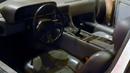 Interior DeLorean DMC 12 sangat sederhana tanpa headunit karena mobil ini merupakan mobil buatan tahun 80an. Namun di bagian dalam terdiri dari arm rest, jam digital, Spedometer Analog dan AC. Mobil ini memiliki kapasitas dua orang dengan kursi kulit (Source: commons.wikimedia.org)