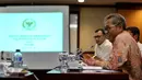 Dirut Bulog Djarot Kusumayakti menyampaikan pendapat kepada TIM 10 DPD RI di Kompleks Parlemen, Jakarta, Selasa (4/10). Rapat meminta penjelasan Perum Bulog terkait kasus suap kuota impor gula yang diduga melibatkan Irman Gusman (Liputan6.com/Johan Tallo)