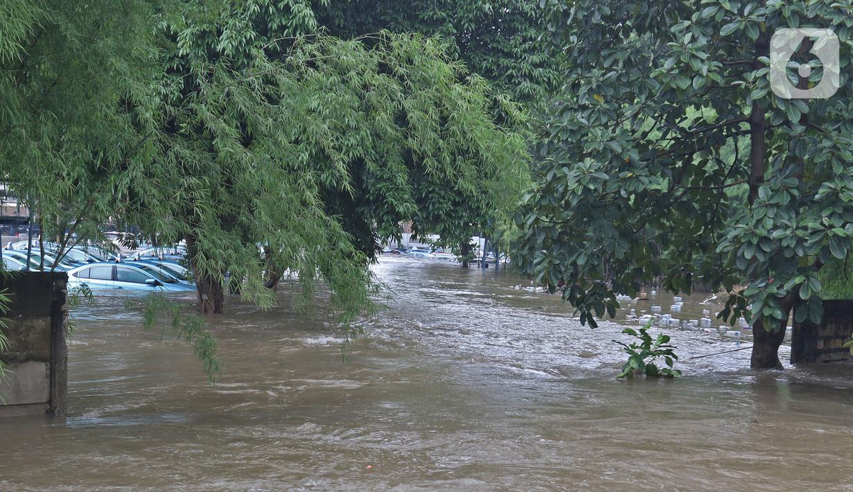 Kondisi Pool Blue Bird yang terendam banjir di kawasan Kramat Jati, Jakarta, Selasa (25/2/2020). Meluapnya Kali Cipinang membuat Pool Taksi Blue Bird yang berada tepat di samping kali ikut terdampak banjir. (Liputan6.com/Herman Zakharia)
