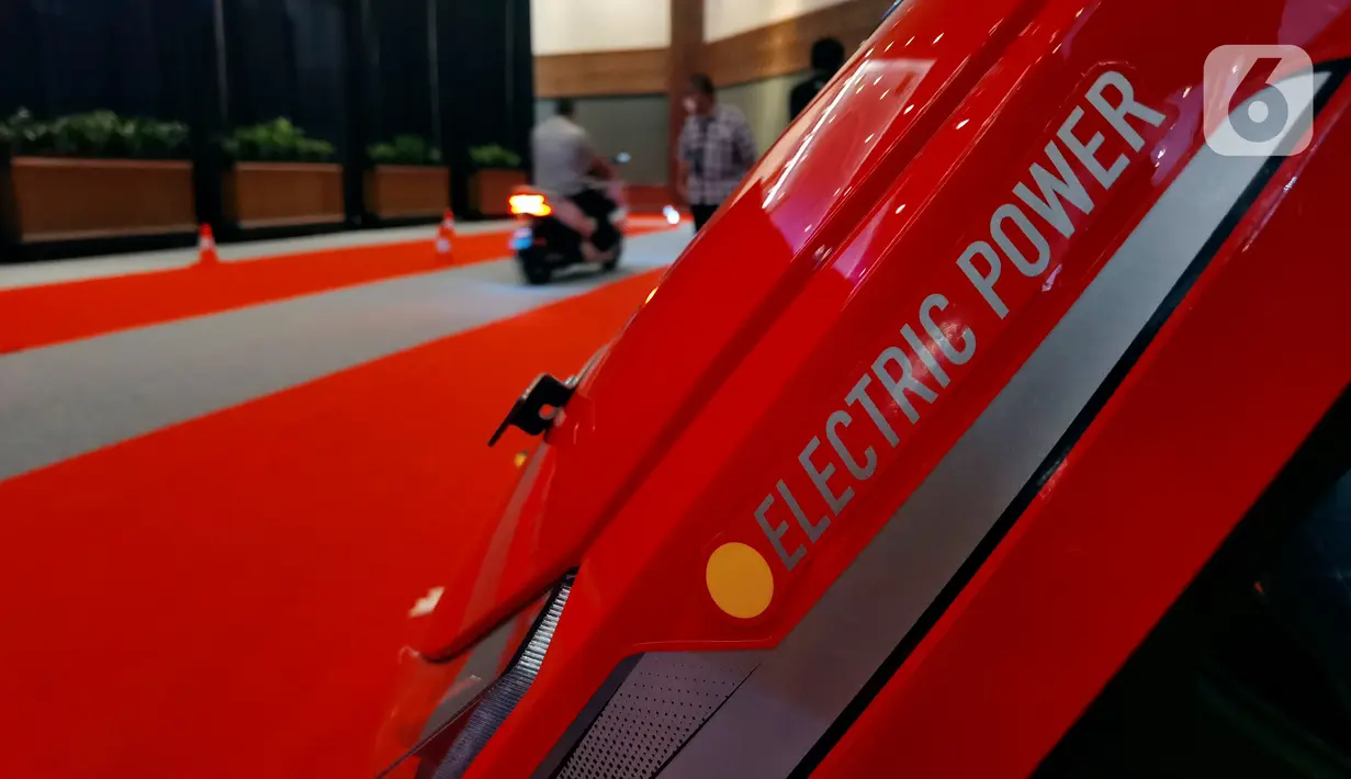 Kendaraan listrik yang dipamerkan dalam Indonesia Electric Motor Show (IEMS) 2022 di Jakarta Convention Center, Jakarta, Kamis (29/9/2022). Kegiatan ini juga sebagai wadah transaksi penjualan kendaraan listrik, sekaligus untuk meningkatkan minat masyarakat menggunakan kendaraan listrik di Indonesia. (Liputan6.com/Johan Tallo)