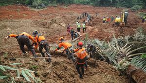 Tim penyelamat mencari korban selamat setelah longsor menimbun beberapa rumah di Desa Cibeunying, Kabupaten Cilacap, Jawa Tengah, pada Jumat 14 November 2025. Bencana tanah longsor melanda Kecamatan Majenang, Kabupaten Cilacap, Jawa Tengah, pada Kamis (13/11/2025) malam. (Bakhtiar RAHMAN/AFP)