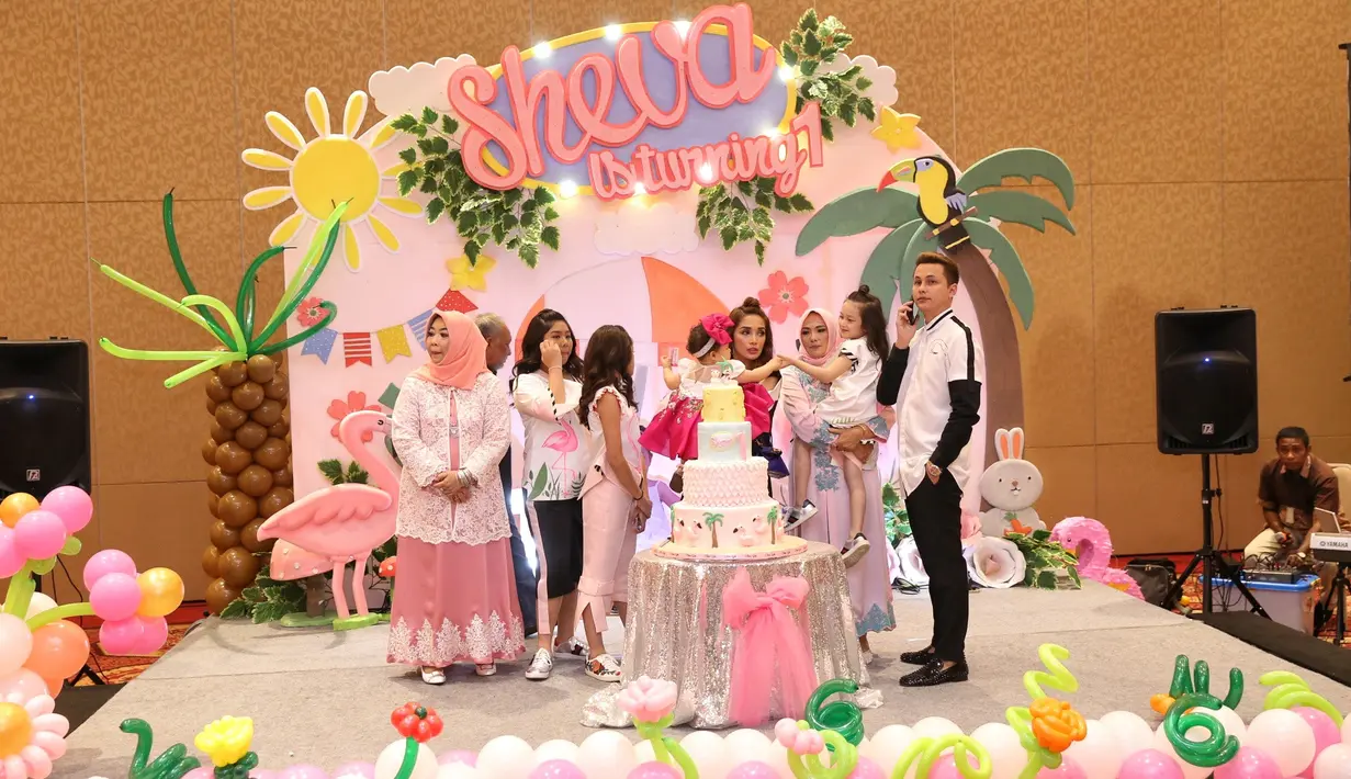 "Kontibusi bantu kakaknya. Itu udah kaya kado di keluarga. Dan kita memang ngga ada ceremonial seperti tukar kado. Senang aja si kakak pagi-pagi buta bilang happy birthday," ujarnya.  (Adrian Putra/Bintang.com)