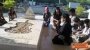 Citizen6, Surabaya: Berdoa bersama di makam WR Supratman dalam aksi ziarah FAM UNAIR.