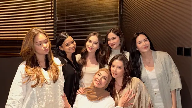 Gaya Geng Mermaid in Love saat Bukber, Dipulas Makeup Fresh & Flashback-Proof dari Syifa Hadju hingga Beby Tsabina