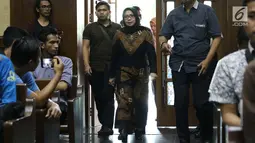 Eni Maulani Saragih bersiap menjadi saksi pada sidang lanjutan dugaan suap kesepakatan kontrak kerja sama pembangunan PLTU Riau-1 dengan terdakwa Idrus Marham di Pengadilan Tipikor, Jakarta, Selasa (29/1). (Liputan6.com/Helmi Fithriansyah)
