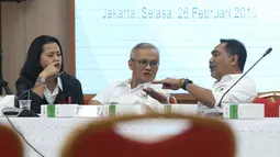 Direktur Program TKN 01, Aria Bima (tengah) saat mengikuti rapat persiapan debat Capres/Cawapres Pemilu 2019 di Gedung KPU, Jakarta, Selasa (26/2). Rapat berlangsung tertutup dan dihadiri kedua tim pemenangan paslon. (Liputan6.com/Helmi Fithriansyah)