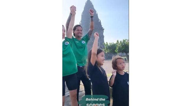 5 Momen Seru Irfan Bachdim Main TikTok Sekeluarga di Candi Prambanan, Kompak