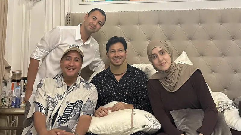 Potret Sonny Septian dijenguk oleh teman-temannya (Dok. Instagram @sonnyseptian)