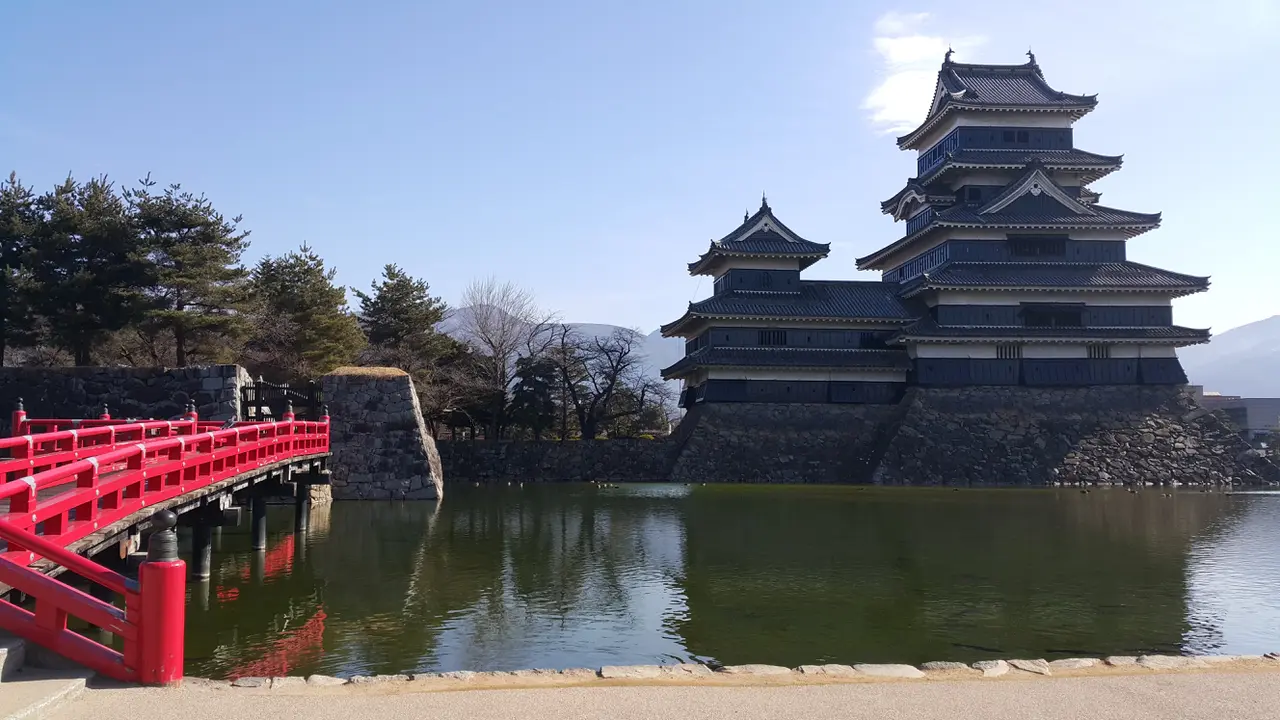 Benteng Matsumoto dikelilingi kolam berair jernih. (Liputan6.com/Marco Tampubolon)