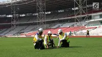 Menteri Keuangan Sri Mulyani bersama Menteri PUPR Basuki Hadimuljono dan Kepala Badan Ekonomi Kreatif (Bekraf) Triawan Munaf meninjau kondisi rumput lapangan Stadion Utama Gelora Bung Karno di Senayan, Jakarta, Kamis (23/11). (Liputan6.com/Angga Yuniar)