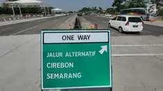 Kendaraan melintas di ruas tol yg diberlakukan one way setelah Gerbang Tol Cikampek Utama, Jawa Barat  (30/5/2019). Pengaturan arus lalulintas satu arah dimulai dari Km 70 Tol Jakarta-Cikampek usai gerbang tol utama Cikampek, hingga KM 262 di ruas Tol Pejagan-Pemalang. (Liputan6.com/Herman Zakharia)