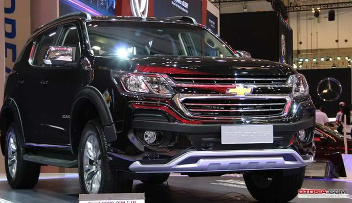 Desainnya terbilang paling terlihat kekar dan bongsor ala SUV Amerika. Mobil ini berbagi platform dengan Isuzu MU-X generasi pertama. Facia depannya didominasi bahasa desain khas Chevrolet era itu dengan grill terpisah di bagian tengah. Lampunya masih mengandalkan teknologi halogen serta lampu DRL di bagian tepian luar. Bumper depan dihiasi ornamen underguard berwarna silver yang membuatnya lebih tangguh. (Source: otosia.com)