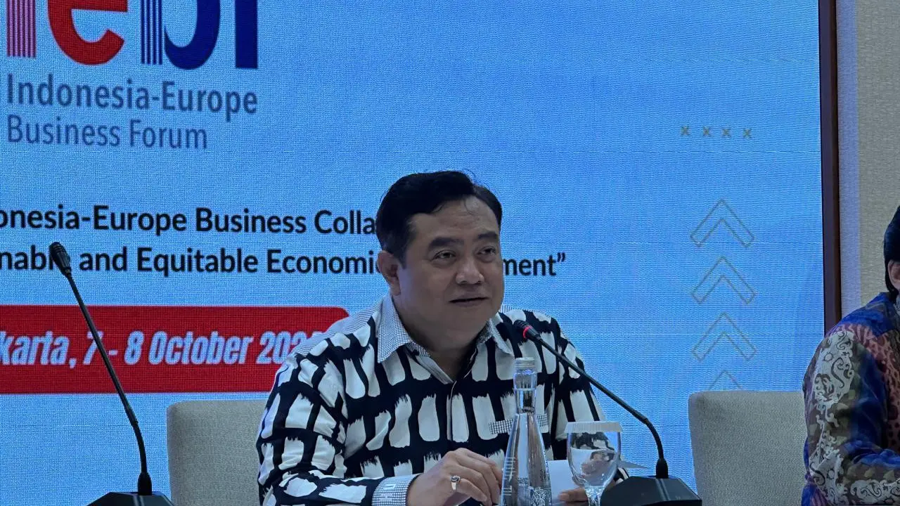 Direktur Jenderal (Dirjen) Amerika dan Eropa Kemlu Ri Umar Hadi dalam pernyataan pers kepada media terkait IEBF 2024 di Jakarta, Jumat (27/9/2024). (Liputan6.com/Benedikta Miranti)