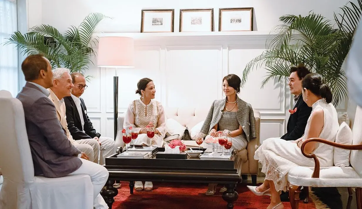 Aksesori berupa kalung mutiara mempermanis penampilannya. Sementara rambutnya ditata bergaya updo yang anggun. [Instagram/farahquinnofficial].