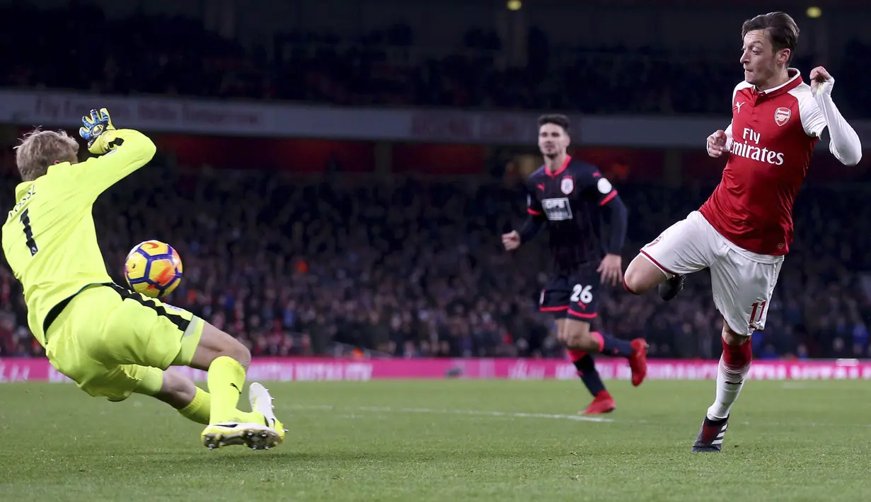 Proses terjadinya gol Arsenal yang dicetak Mesut Ozil ke gawang Huddersfield pada laga Premier League di Stadion Emirates, London, Rabu (29/11/2017). Arsenal menang 5-0 atas Huddersfield. (AP/Nigel French)