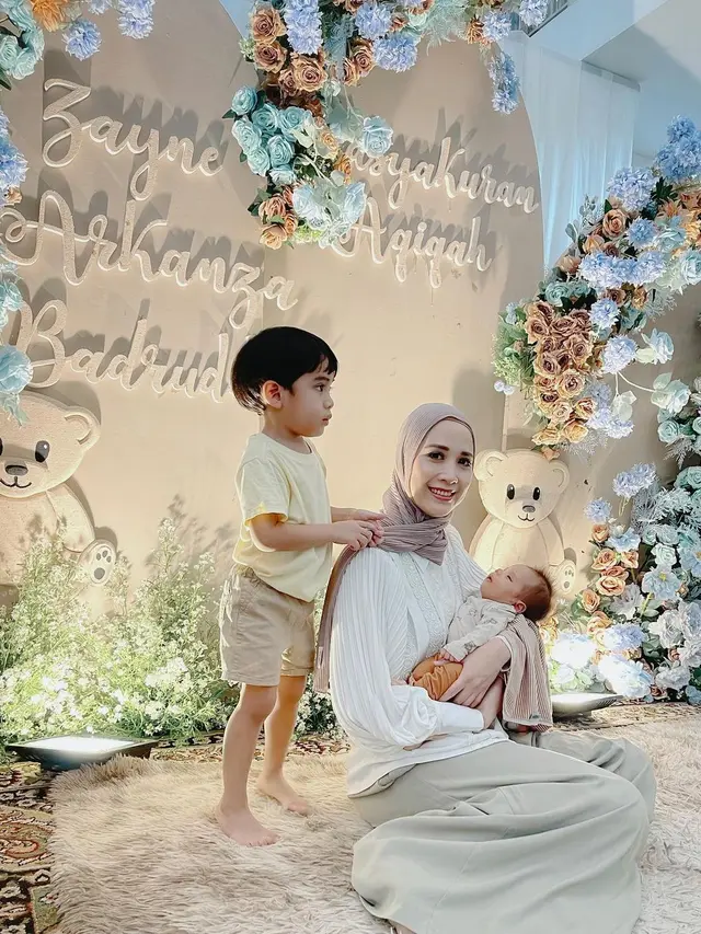 Tampil Stylish, Ini 7 Momen Fanny Fabriana Bersama Putra Bungsu yang Menggemaskan