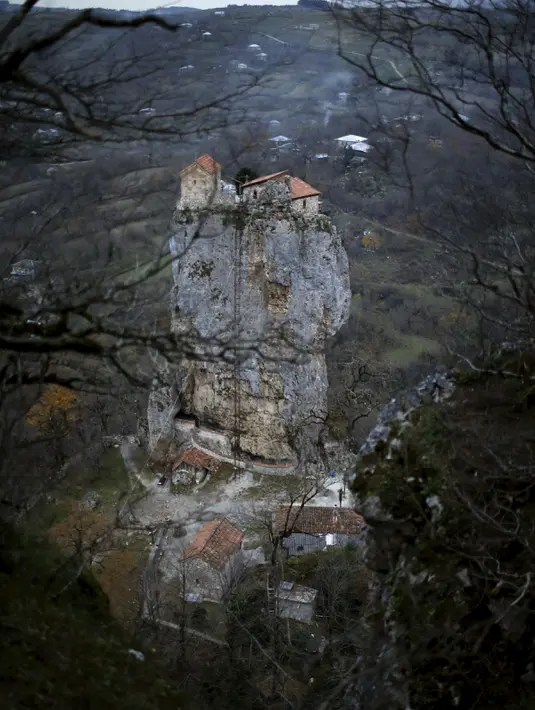 Kini, Pilar Katskhi menjadi salah satu objek wisata reliji di  Georgia. Keberadaan gereja di atas Pilar Katskhi menjadi pemandangan unik bagi wisatawan, Georgia, Jumat (27/11/2015). (Reuters/ David Mdzinarishvili)