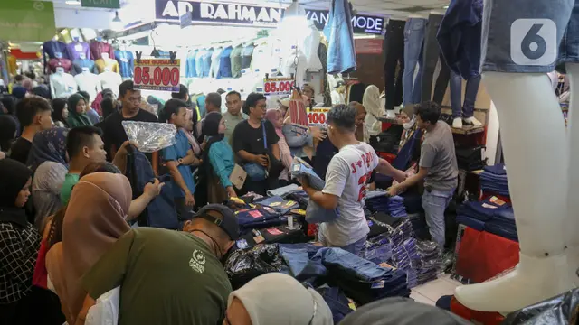 Warga Padati Pasar Tanah Abang Jakarta