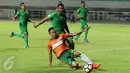 Pemain PS Bengkulu, Edo F (depan) berebut bola atas dengan pemain Persikabo dalam laga lanjutan Liga 2 di Stadion Pakansari, kab Bogor, Minggu (23/4). Persikabo kalah 1-4 dari PS Bengkulu. (Liputan6.com/Helmi Fithriansyah)