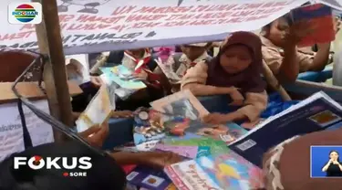 Gerobak sapi pustaka ini bukanlah disediakan oleh pemerintah melainkan dari sebuah komunitas warga pegiat minat baca anak Indonesia