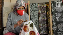 Warga menyelesaikan pembuatan batik tulis di Batik Bumiku di Kampung Batik Cibuluh, Kota Bogor, Senin (21/09/2020). Kaum ibu di kampung batik yang berdiri sejak dua tahun terakhir ini tetap bertahan di masa pandemi COVID-19. (merdeka.com/Arie Basuki)