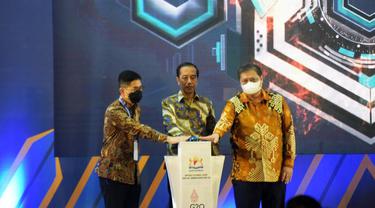 Presiden Jokowi didampingi Menteri Koordinator Bidang Perekonomian Airlangga Hartarto dan Ketua Kadin Arsjad Rasjid dalam acara Gerakan Nasional Kemitraan Inklusif Untuk UMKM Naik Kelas, Senin (3/10/2022).