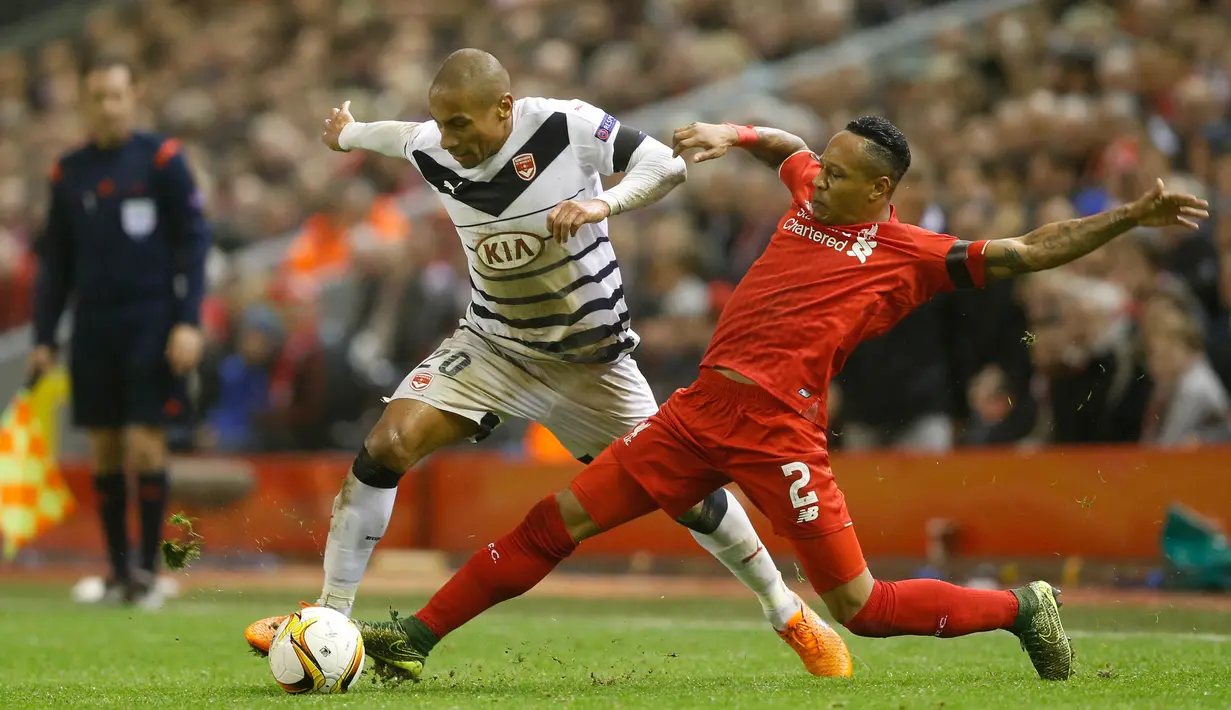 Bek Liverpool, athaniel Clyne (kanan) berusaha merebut bola yang dibawa penyerang Bordeaux, Jussie pada laga Liga Europa Grup B di Stadion Anfield, Inggris (27/11). Liverpool menang atas Bordeaux dengan skor 2-1. (Reuters/Carl Recine)