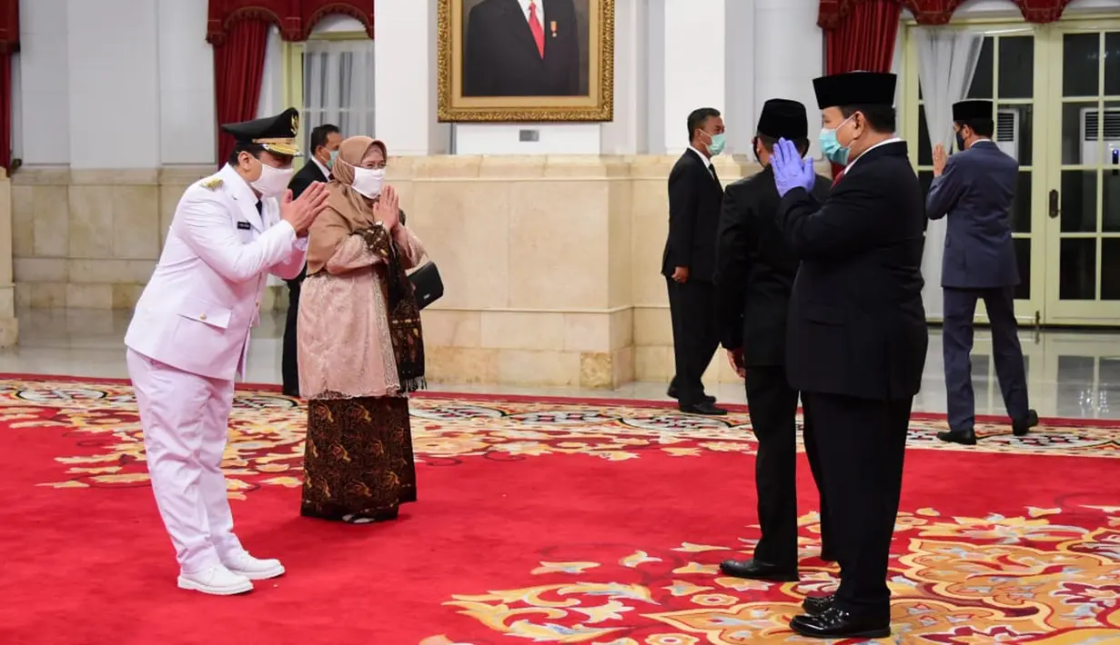 Menhan Prabowo Subianto memberi selamat Wakil Gubernur DKI Jakarta Ahmad Riza Patria di Istana Negara, Jakarta, Rabu (15/4/2020). Riza dilantik berdasarkan Keppres Nomor 40/P Tahun 2020 tentang Pengesahan Pengangkatan Wagub DKI Jakarta sisa masa jabatan 2017-2022. (Biro Pers Kepresidenan)